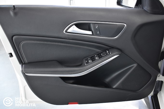 MERCEDES-BENZ GLA 200 d Automatic 4Matic Sport